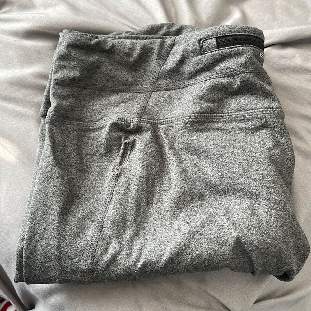Crop leggings with the zipper on the back